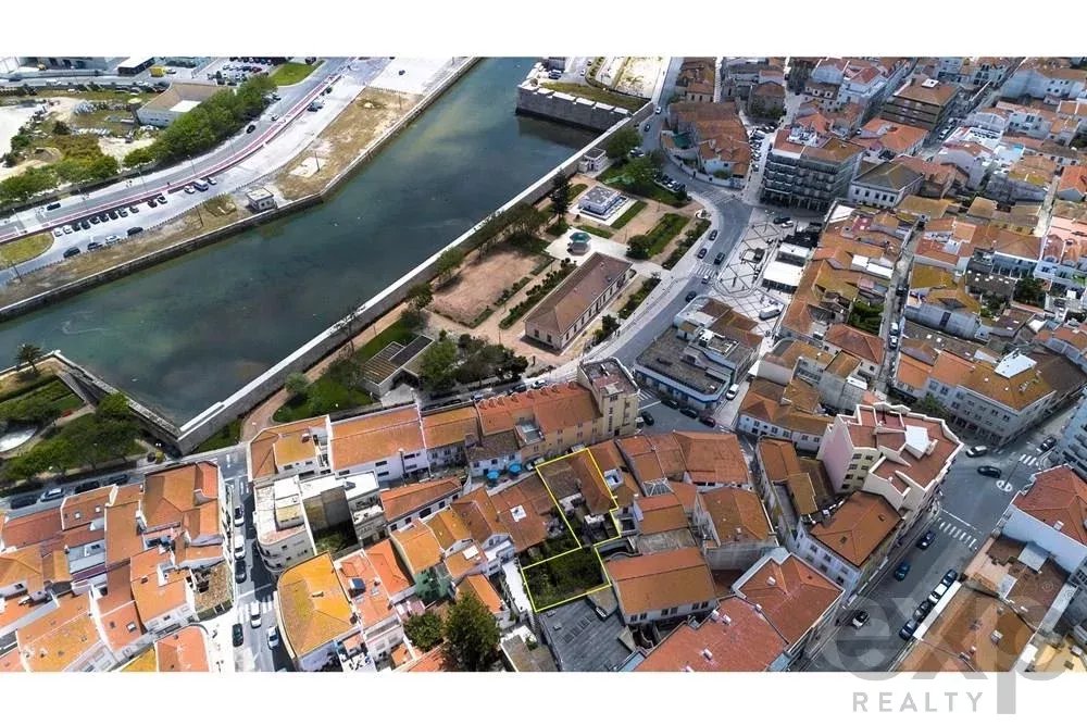 Propriedade com dois apartamentos, espaço comercial, armazem e jardim - centro de Peniche