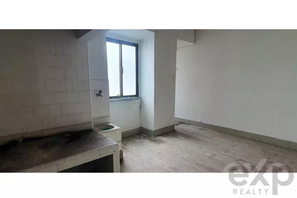 Propriedade com dois apartamentos, espaço comercial, armazem e jardim - centro de Peniche