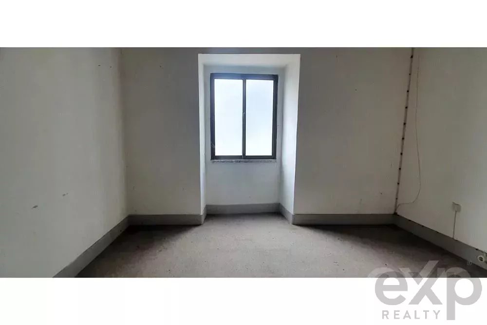 Propriedade com dois apartamentos, espaço comercial, armazem e jardim - centro de Peniche