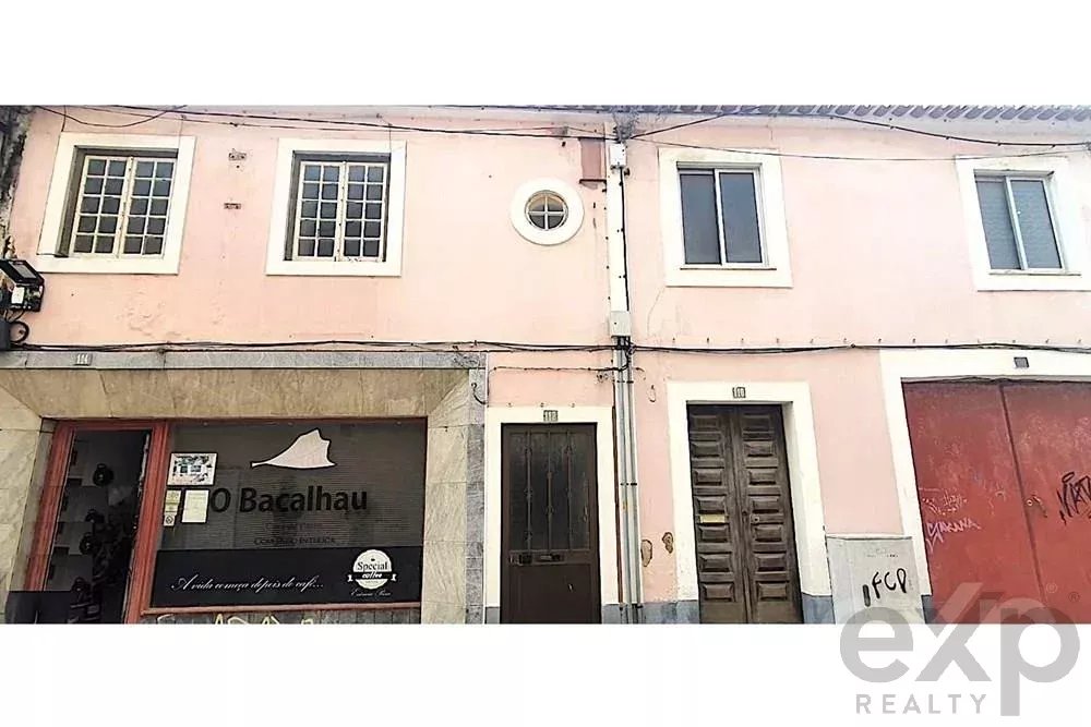 Propriedade com dois apartamentos, espaço comercial, armazem e jardim - centro de Peniche
