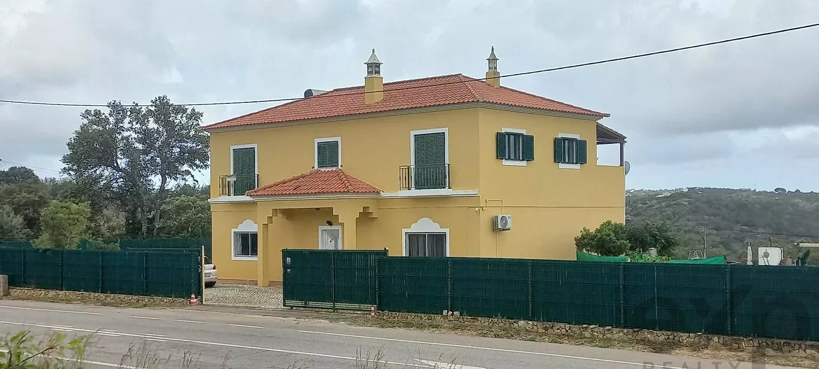 Moradia mista com espaço comercial de 150 m², T2 independente e terreno de 2600 m² — a 3 km de Loulé, Algarve