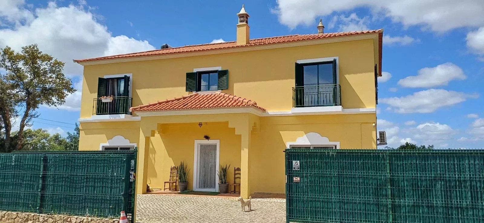 Moradia mista com espaço comercial de 150 m², T2 independente e terreno de 2600 m² — a 3 km de Loulé, Algarve
