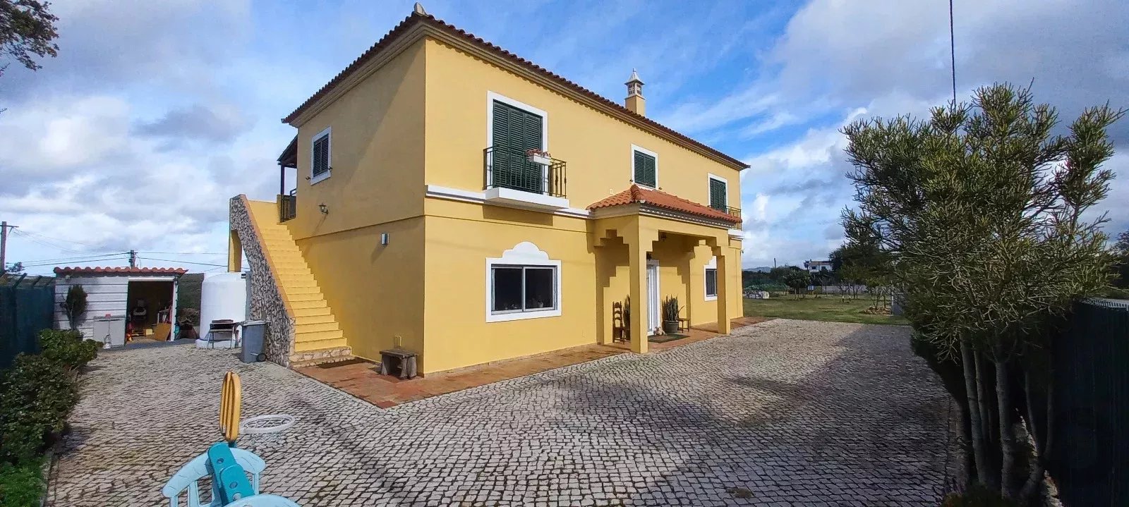 Moradia mista com espaço comercial de 150 m², T2 independente e terreno de 2600 m² — a 3 km de Loulé, Algarve