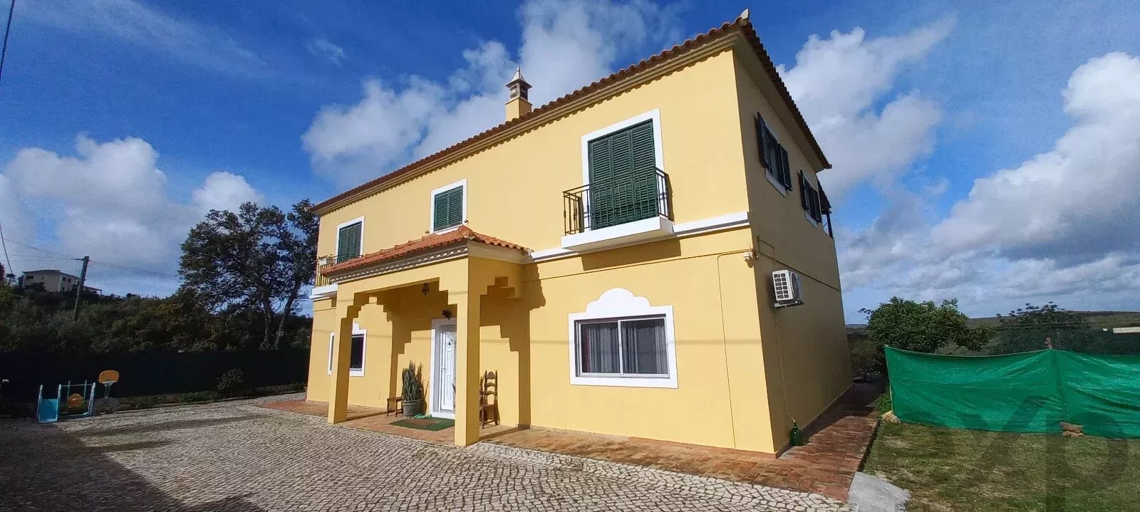 Moradia mista com espaço comercial de 150 m², T2 independente e terreno de 2600 m² — a 3 km de Loulé, Algarve