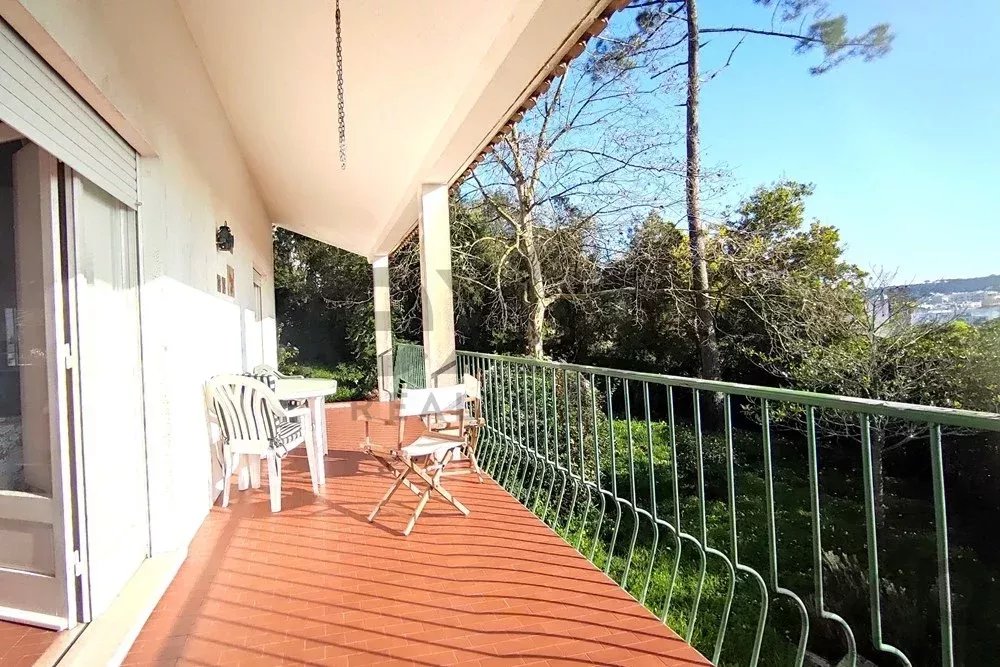 Sesimbra, villa with excellent areas and garden 3