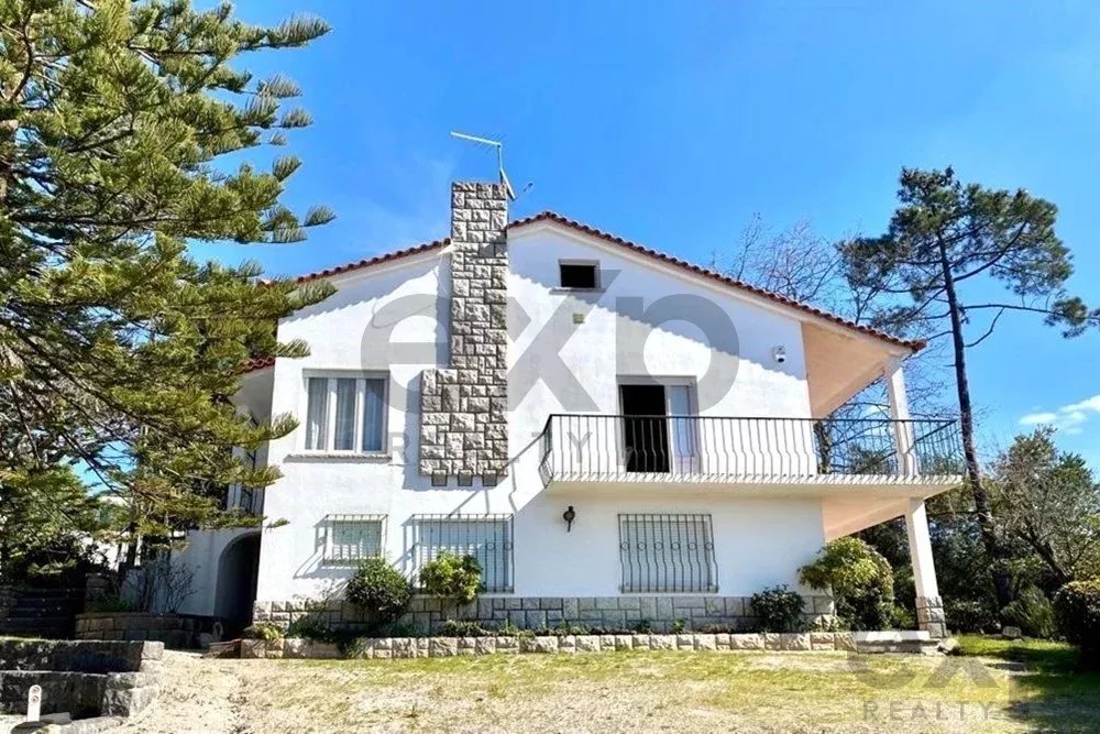 Sesimbra, moradia com óptimas áreas e jardim