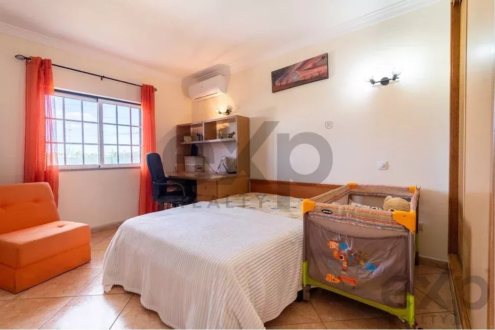 "Moradia isolada T3 com jardim, estacionamento coberto, vista de campo, perto da N125 e do comércio."