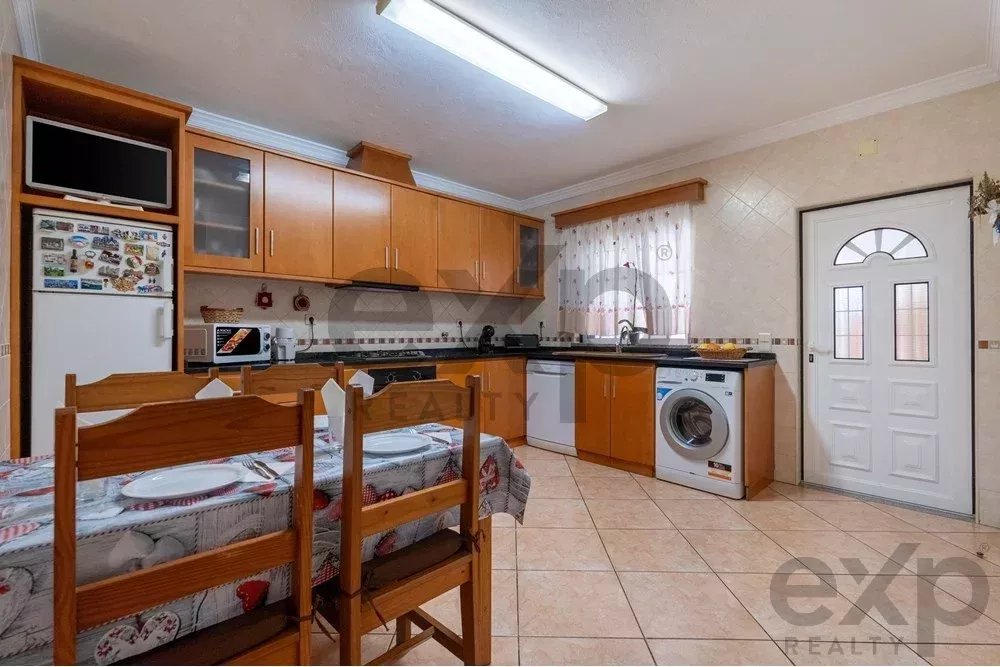"Moradia isolada T3 com jardim, estacionamento coberto, vista de campo, perto da N125 e do comércio."