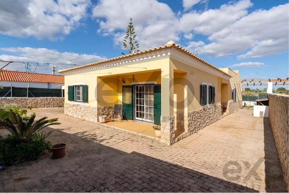 "Moradia isolada T3 com jardim, estacionamento coberto, vista de campo, perto da N125 e do comércio."