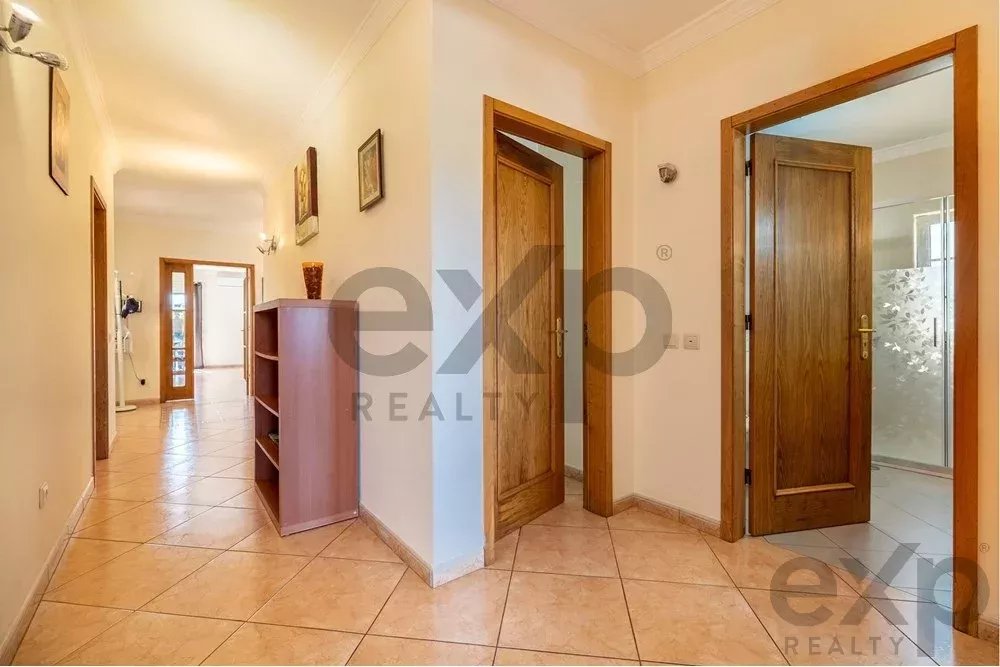 "Moradia isolada T3 com jardim, estacionamento coberto, vista de campo, perto da N125 e do comércio." 85948428 image 13