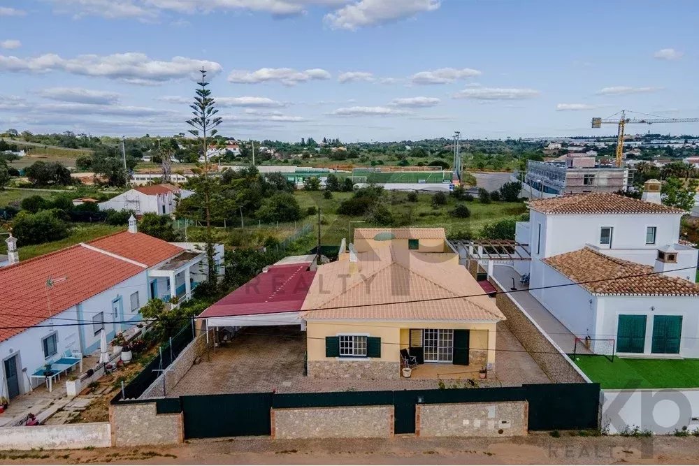 "Moradia isolada T3 com jardim, estacionamento coberto, vista de campo, perto da N125 e do comércio."