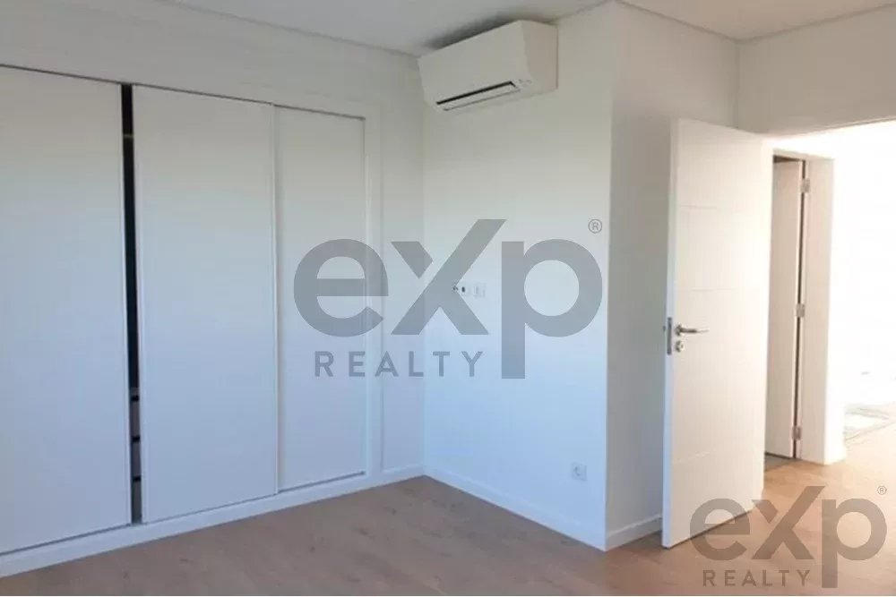 T2 with two terraces measuring 48 m² and 10 m², laundry room, CE: A+, just 900 metres from the centre of Vila da Ericeira and the beach. 85948547 image 8
