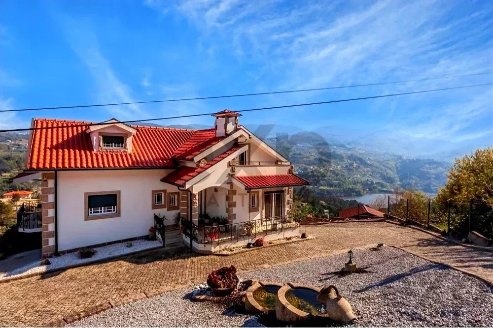 MORADIA T2+4 COM PISCINA E VISTAS PARA O RIO DOURO