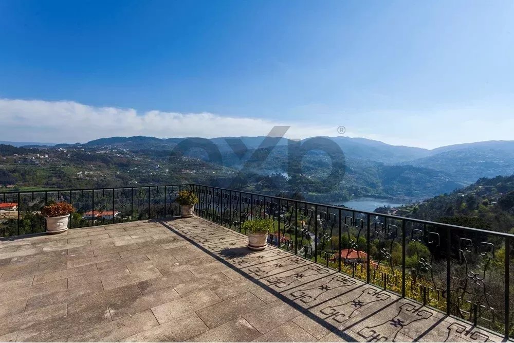 MORADIA T2+4 COM PISCINA E VISTAS PARA O RIO DOURO