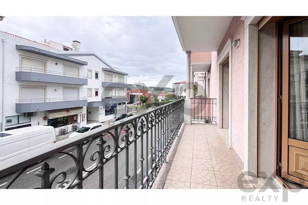 Apartamento T3 totalmente mobilado com terraço vista Castelo de Porto de Mós + garagem