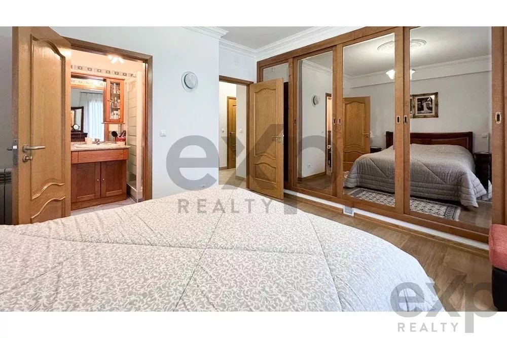 Apartamento T3 totalmente mobilado com terraço vista Castelo de Porto de Mós + garagem