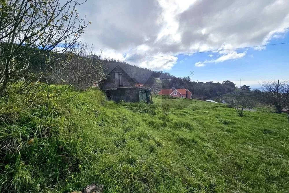 Um terreno em um ambiente natural, com vistas deslumbrantes sobre as montanhas e o mar