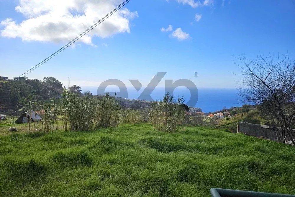 Um terreno em um ambiente natural, com vistas deslumbrantes sobre as montanhas e o mar