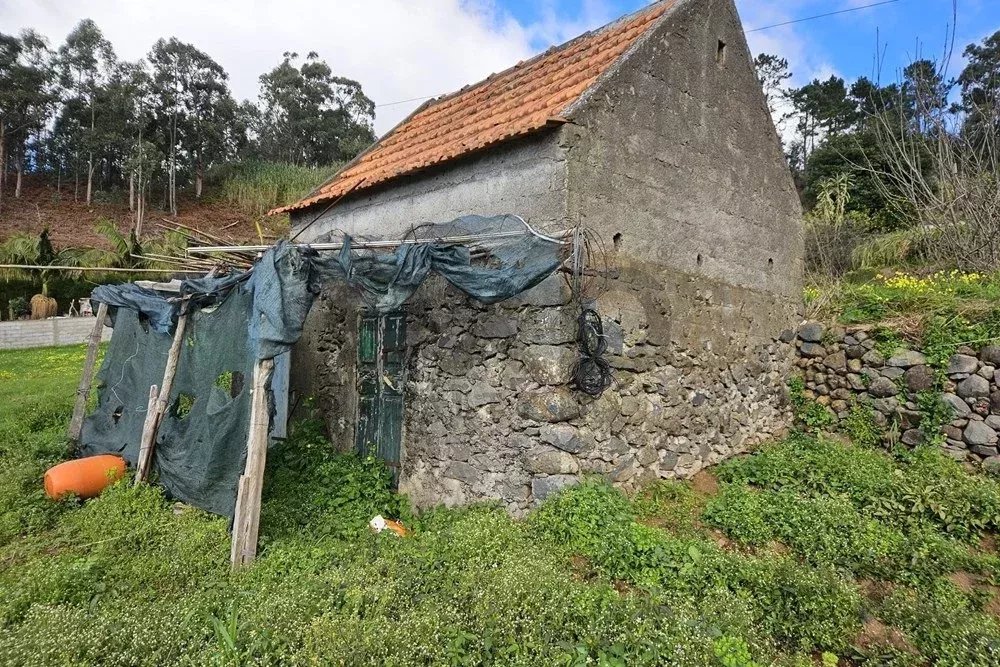 Um terreno em um ambiente natural, com vistas deslumbrantes sobre as montanhas e o mar