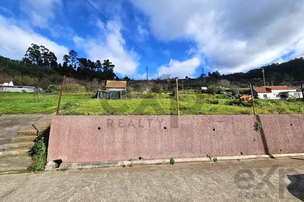 Um terreno em um ambiente natural, com vistas deslumbrantes sobre as montanhas e o mar