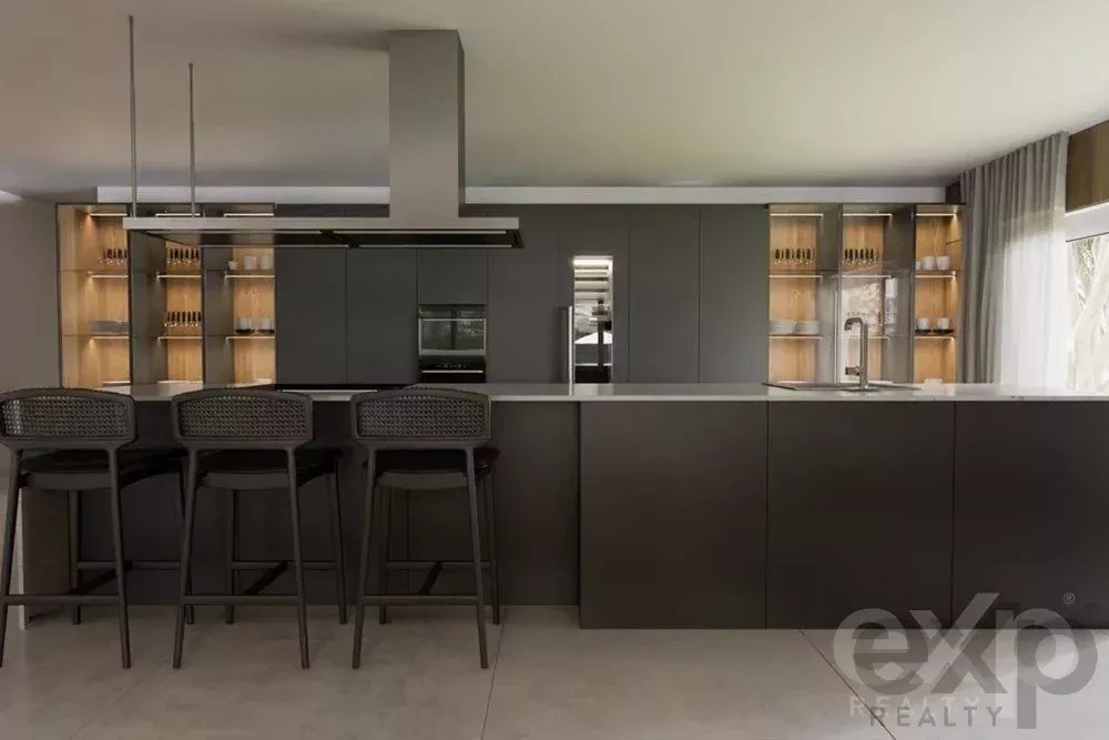 Luxuosa Propriedade com Vista Mar na Parede