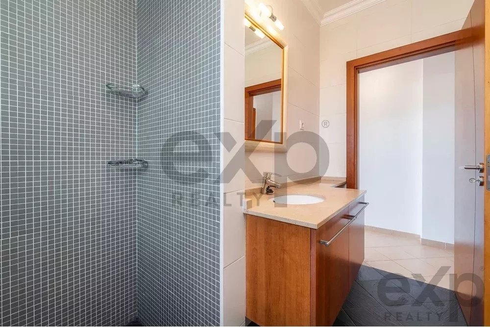 Spacious four‑bedroom apartment in Olhão, situated within a luxury condominium featuring two shared swimming pools and a gymnasium. Expansive interiors and terrace. 85948826 image 30