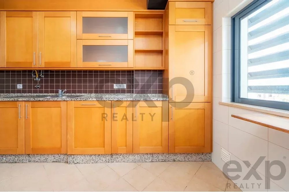 Spacious four‑bedroom apartment in Olhão, situated within a luxury condominium featuring two shared swimming pools and a gymnasium. Expansive interiors and terrace. 85948826 image 53