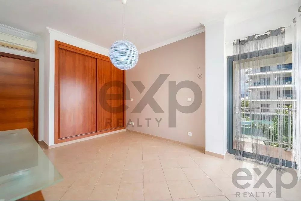 Spacious four‑bedroom apartment in Olhão, situated within a luxury condominium featuring two shared swimming pools and a gymnasium. Expansive interiors and terrace. 85948826 image 43