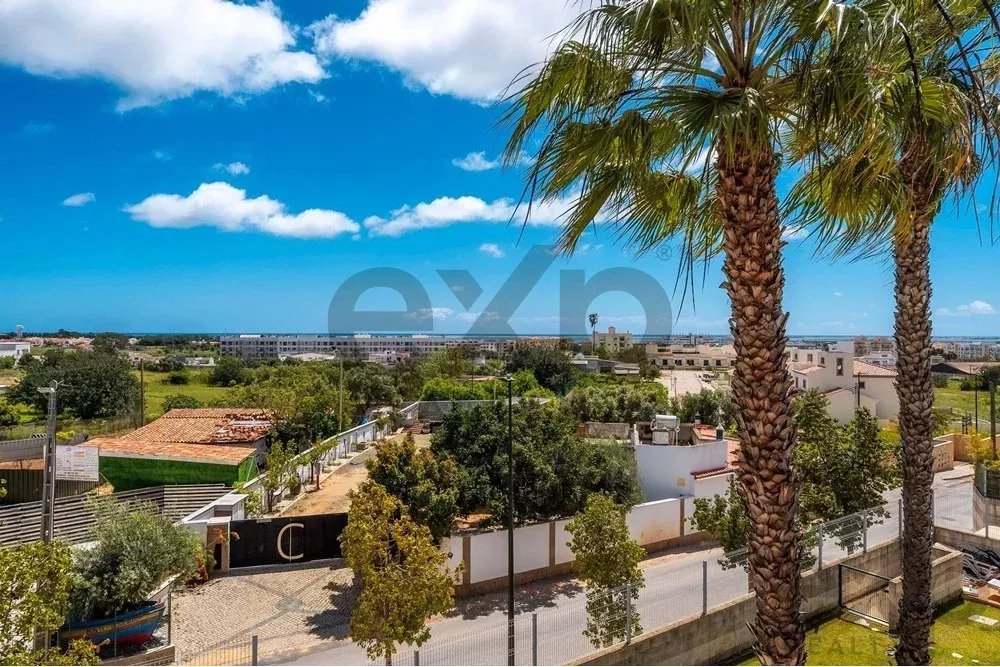 Spacious four‑bedroom apartment in Olhão, situated within a luxury condominium featuring two shared swimming pools and a gymnasium. Expansive interiors and terrace. 85948826 image 57