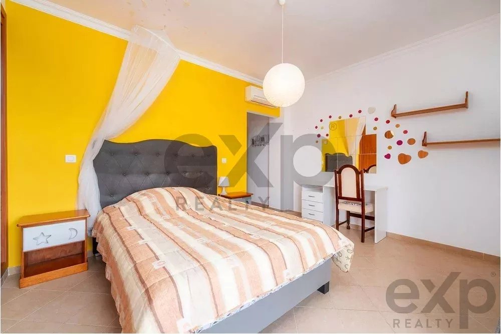 Spacious four‑bedroom apartment in Olhão, situated within a luxury condominium featuring two shared swimming pools and a gymnasium. Expansive interiors and terrace. 85948826 image 37