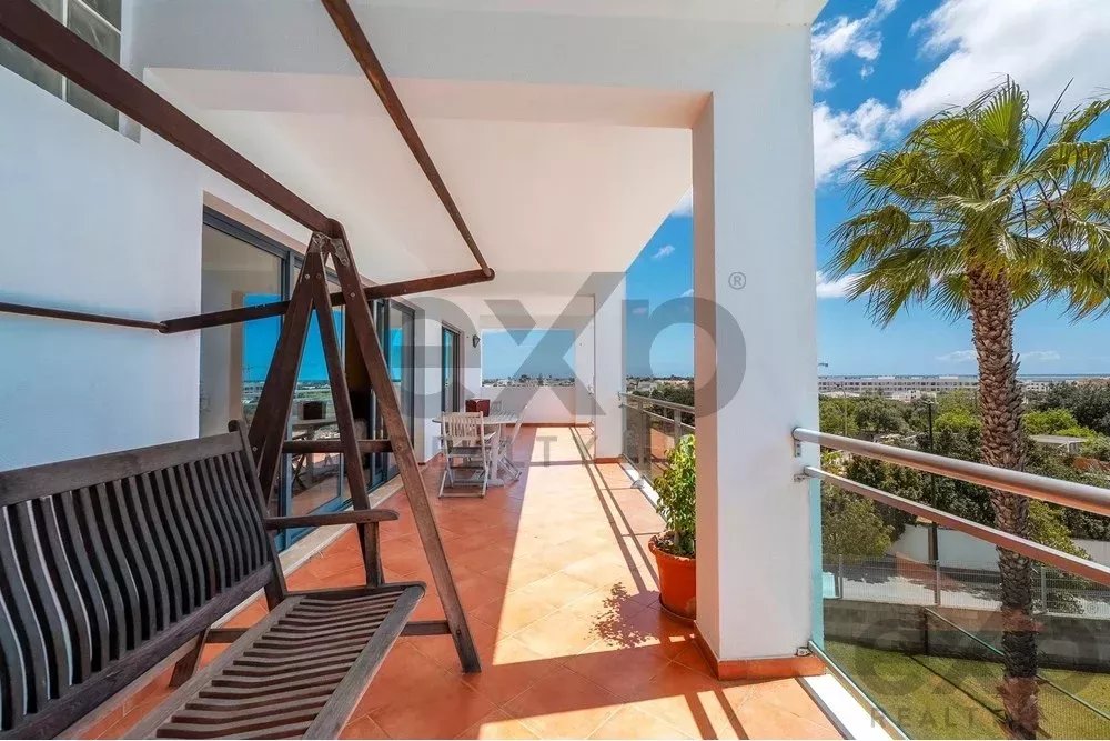 Spacious four‑bedroom apartment in Olhão, situated within a luxury condominium featuring two shared swimming pools and a gymnasium. Expansive interiors and terrace. 85948826 image 15