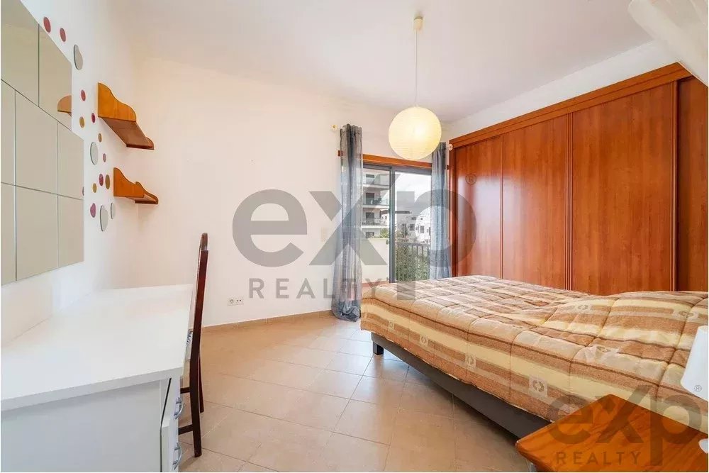 Spacious four‑bedroom apartment in Olhão, situated within a luxury condominium featuring two shared swimming pools and a gymnasium. Expansive interiors and terrace. 85948826 image 38