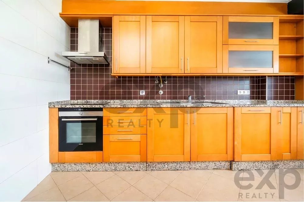 Spacious four‑bedroom apartment in Olhão, situated within a luxury condominium featuring two shared swimming pools and a gymnasium. Expansive interiors and terrace. 85948826 image 51