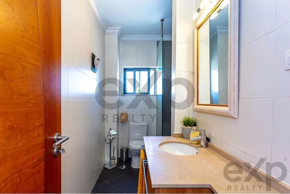 Spacious four‑bedroom apartment in Olhão, situated within a luxury condominium featuring two shared swimming pools and a gymnasium. Expansive interiors and terrace. 85948826 image 29