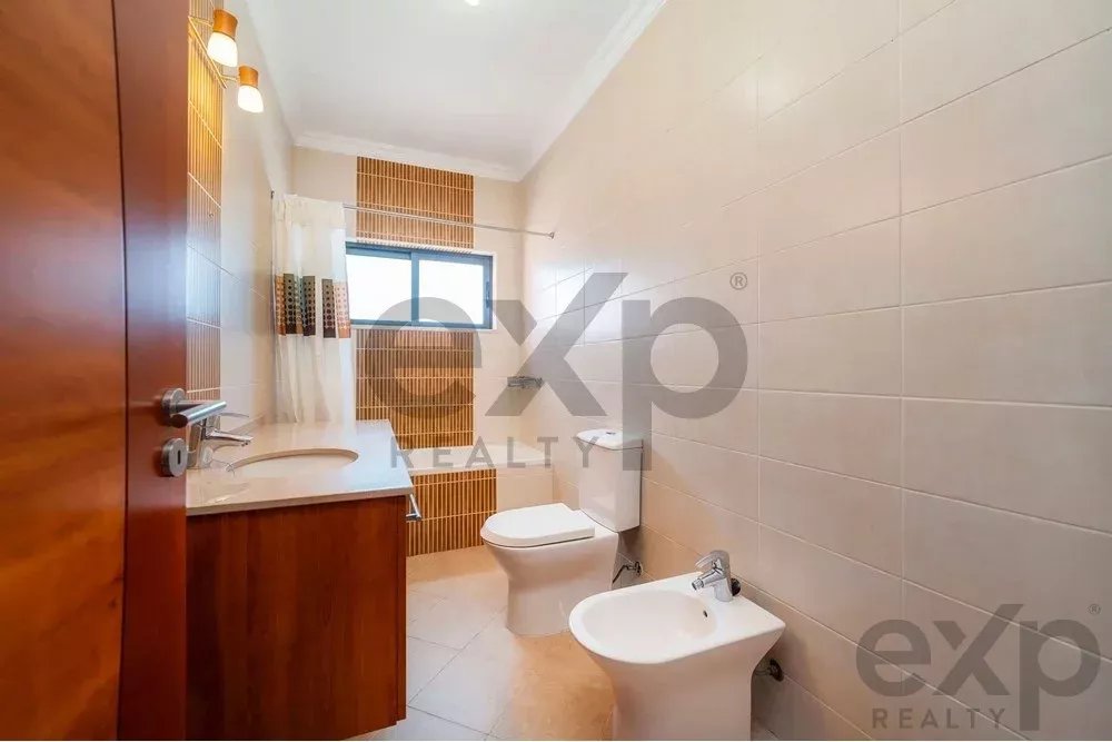 Spacious four‑bedroom apartment in Olhão, situated within a luxury condominium featuring two shared swimming pools and a gymnasium. Expansive interiors and terrace. 85948826 image 48