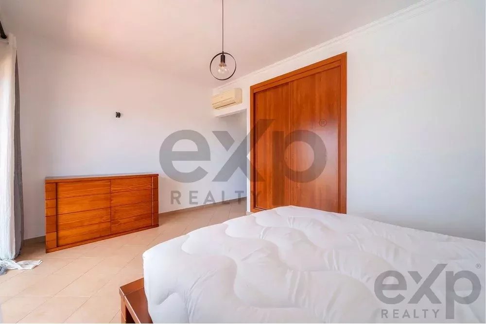 Spacious four‑bedroom apartment in Olhão, situated within a luxury condominium featuring two shared swimming pools and a gymnasium. Expansive interiors and terrace. 85948826 image 27