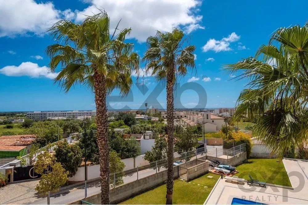 Spacious four‑bedroom apartment in Olhão, situated within a luxury condominium featuring two shared swimming pools and a gymnasium. Expansive interiors and terrace. 85948826 image 8