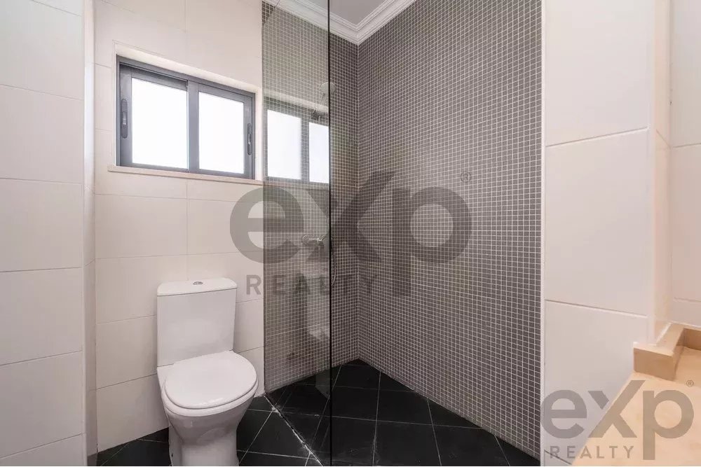 Spacious four‑bedroom apartment in Olhão, situated within a luxury condominium featuring two shared swimming pools and a gymnasium. Expansive interiors and terrace. 85948826 image 31