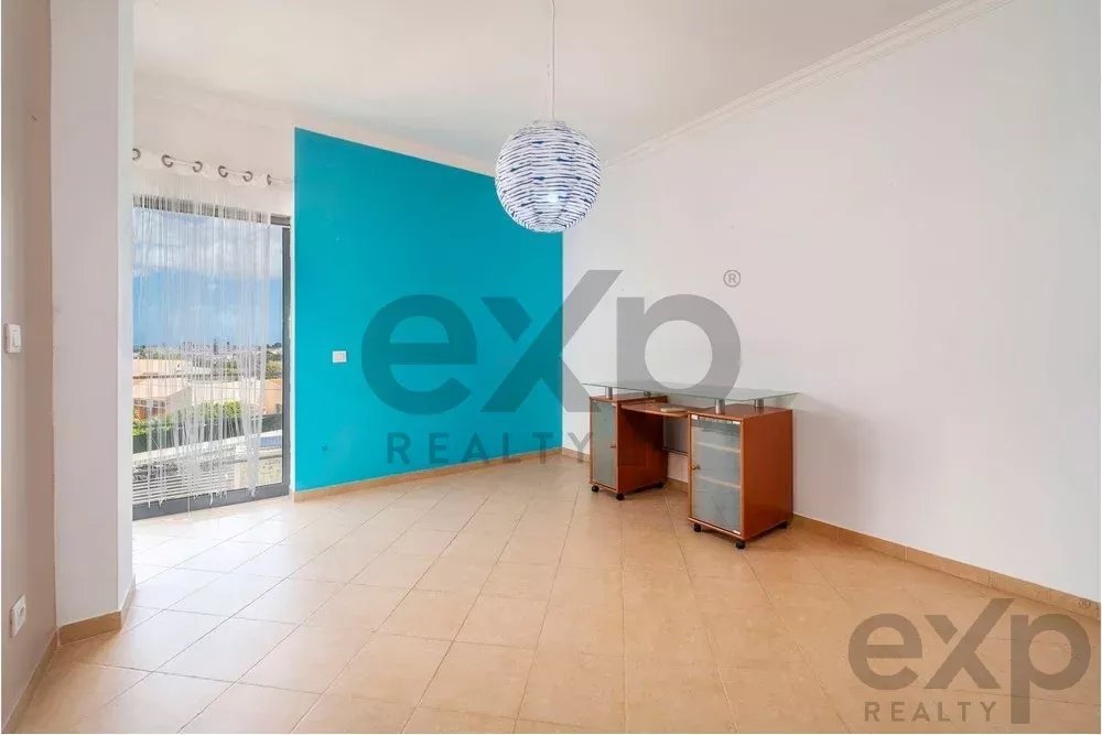 Spacious four‑bedroom apartment in Olhão, situated within a luxury condominium featuring two shared swimming pools and a gymnasium. Expansive interiors and terrace. 85948826 image 44