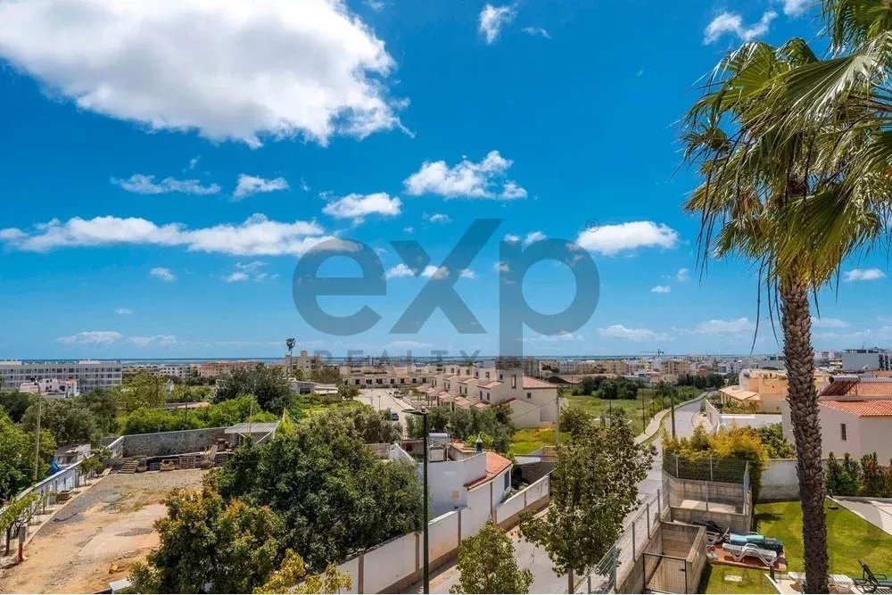 Spacious four‑bedroom apartment in Olhão, situated within a luxury condominium featuring two shared swimming pools and a gymnasium. Expansive interiors and terrace. 85948826 image 58