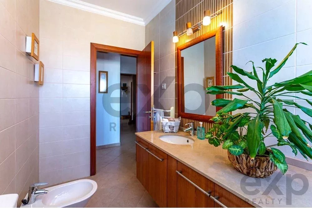 Spacious four‑bedroom apartment in Olhão, situated within a luxury condominium featuring two shared swimming pools and a gymnasium. Expansive interiors and terrace. 85948826 image 47