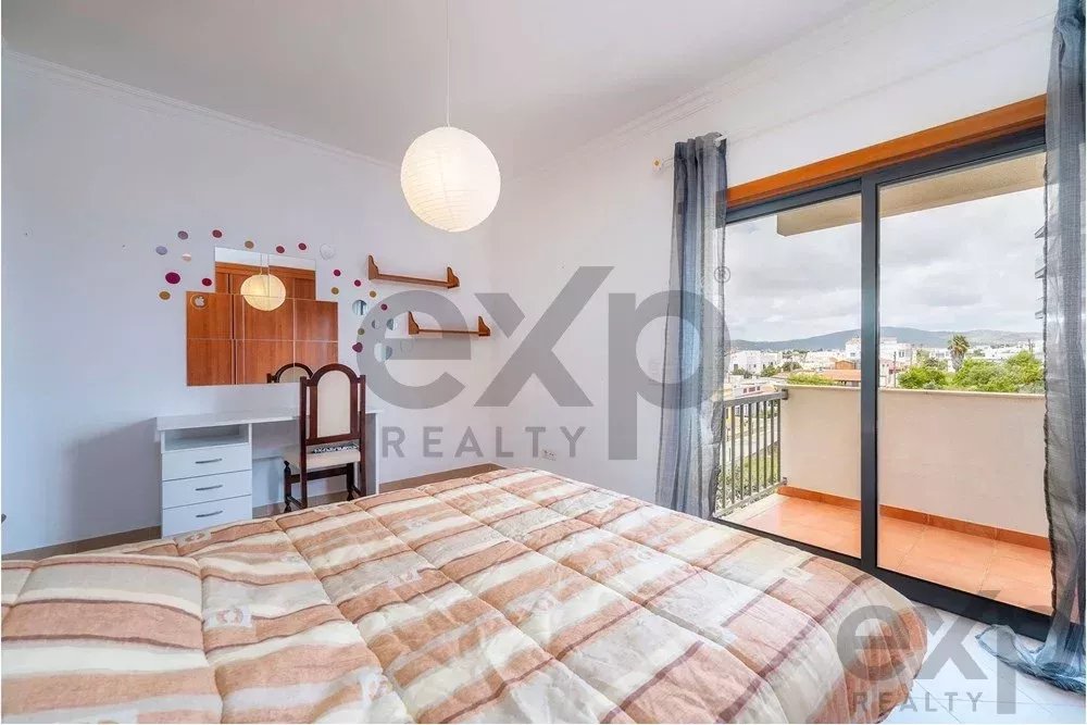 Spacious four‑bedroom apartment in Olhão, situated within a luxury condominium featuring two shared swimming pools and a gymnasium. Expansive interiors and terrace. 85948826 image 34