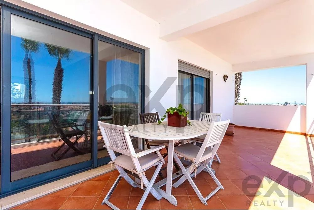 Spacious four‑bedroom apartment in Olhão, situated within a luxury condominium featuring two shared swimming pools and a gymnasium. Expansive interiors and terrace. 85948826 image 16