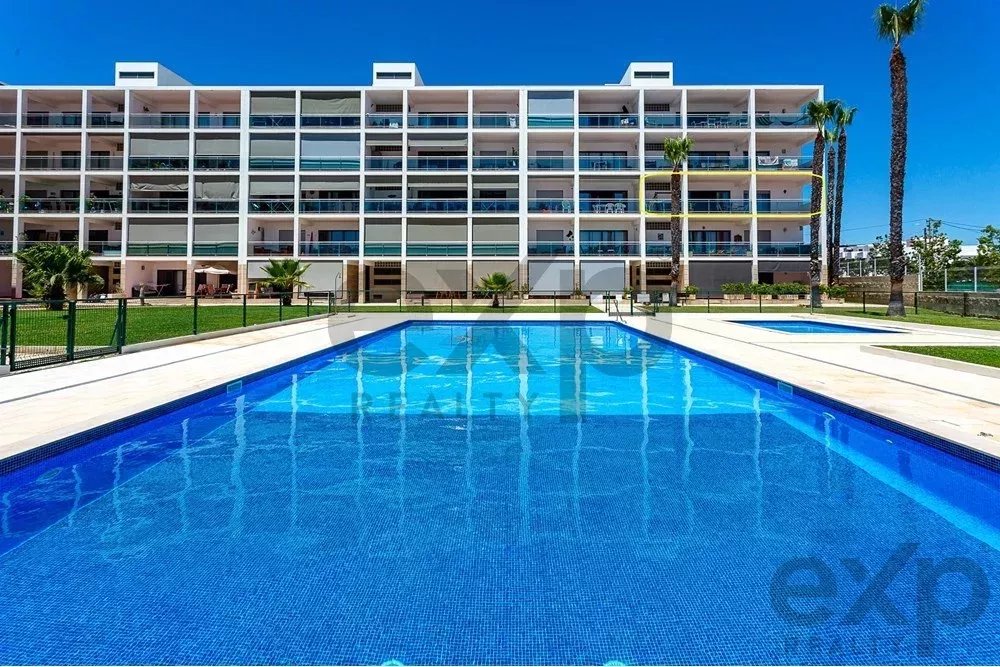 Espaçoso apartamento de 4 quartos em Olhão, localizado num condomínio de luxo com duas piscinas partilhadas e ginásio. Interiores amplos e terraço.