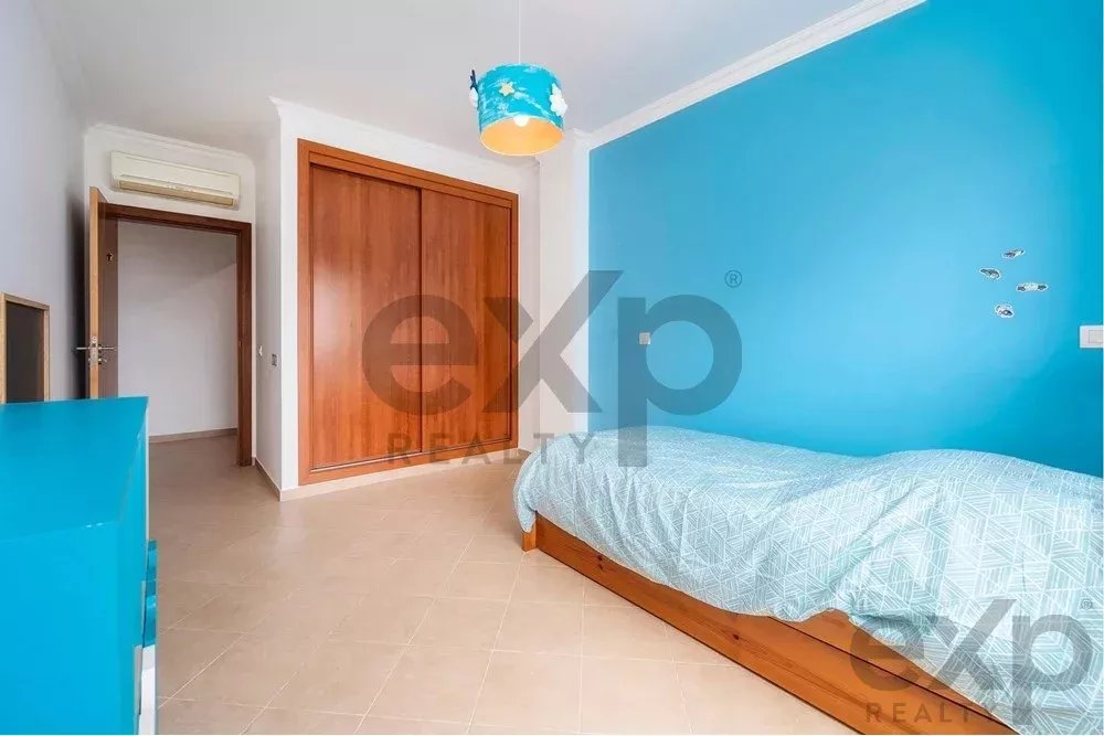 Spacious four‑bedroom apartment in Olhão, situated within a luxury condominium featuring two shared swimming pools and a gymnasium. Expansive interiors and terrace. 85948826 image 40