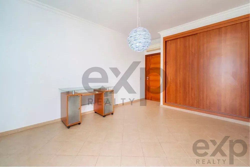 Spacious four‑bedroom apartment in Olhão, situated within a luxury condominium featuring two shared swimming pools and a gymnasium. Expansive interiors and terrace. 85948826 image 45