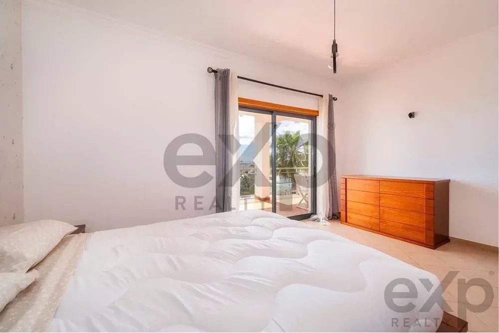 Spacious four‑bedroom apartment in Olhão, situated within a luxury condominium featuring two shared swimming pools and a gymnasium. Expansive interiors and terrace. 85948826 image 26