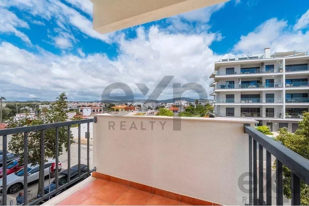 Spacious four‑bedroom apartment in Olhão, situated within a luxury condominium featuring two shared swimming pools and a gymnasium. Expansive interiors and terrace. 85948826 image 35