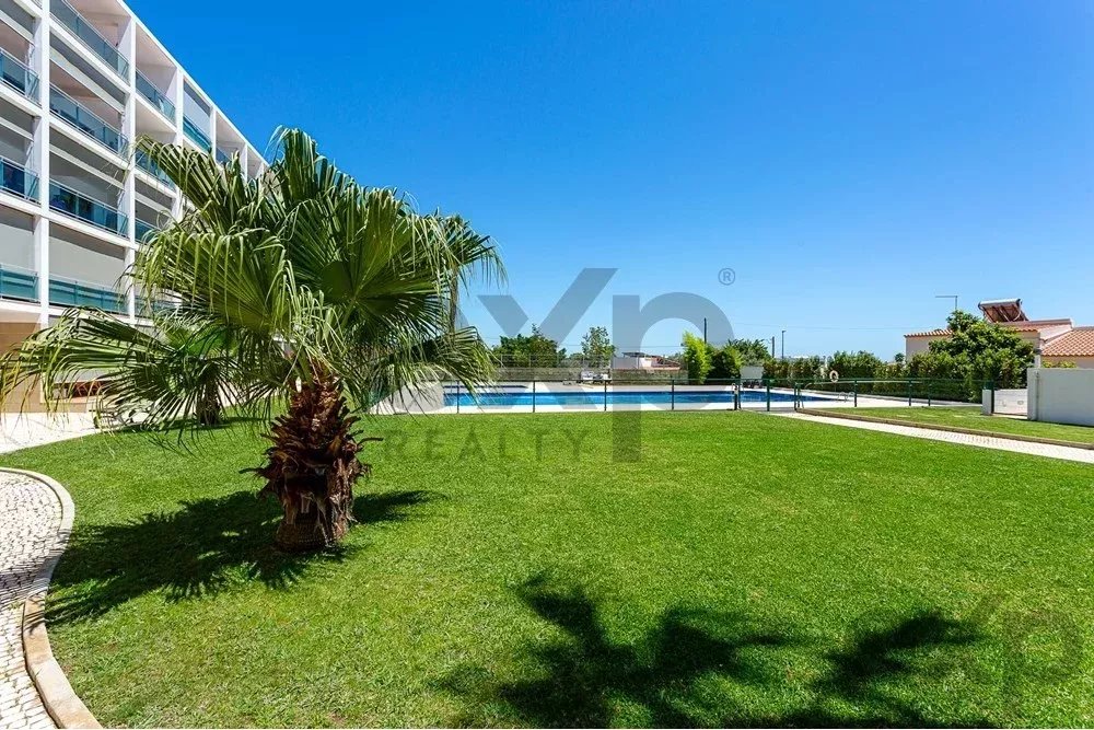 Espaçoso apartamento de 4 quartos em Olhão, localizado num condomínio de luxo com duas piscinas partilhadas e ginásio. Interiores amplos e terraço.