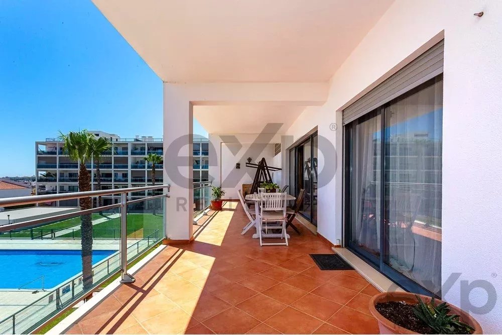 Spacious four‑bedroom apartment in Olhão, situated within a luxury condominium featuring two shared swimming pools and a gymnasium. Expansive interiors and terrace. 85948826 image 10